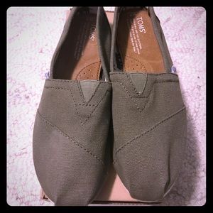 New in box size 7 olive green Toms